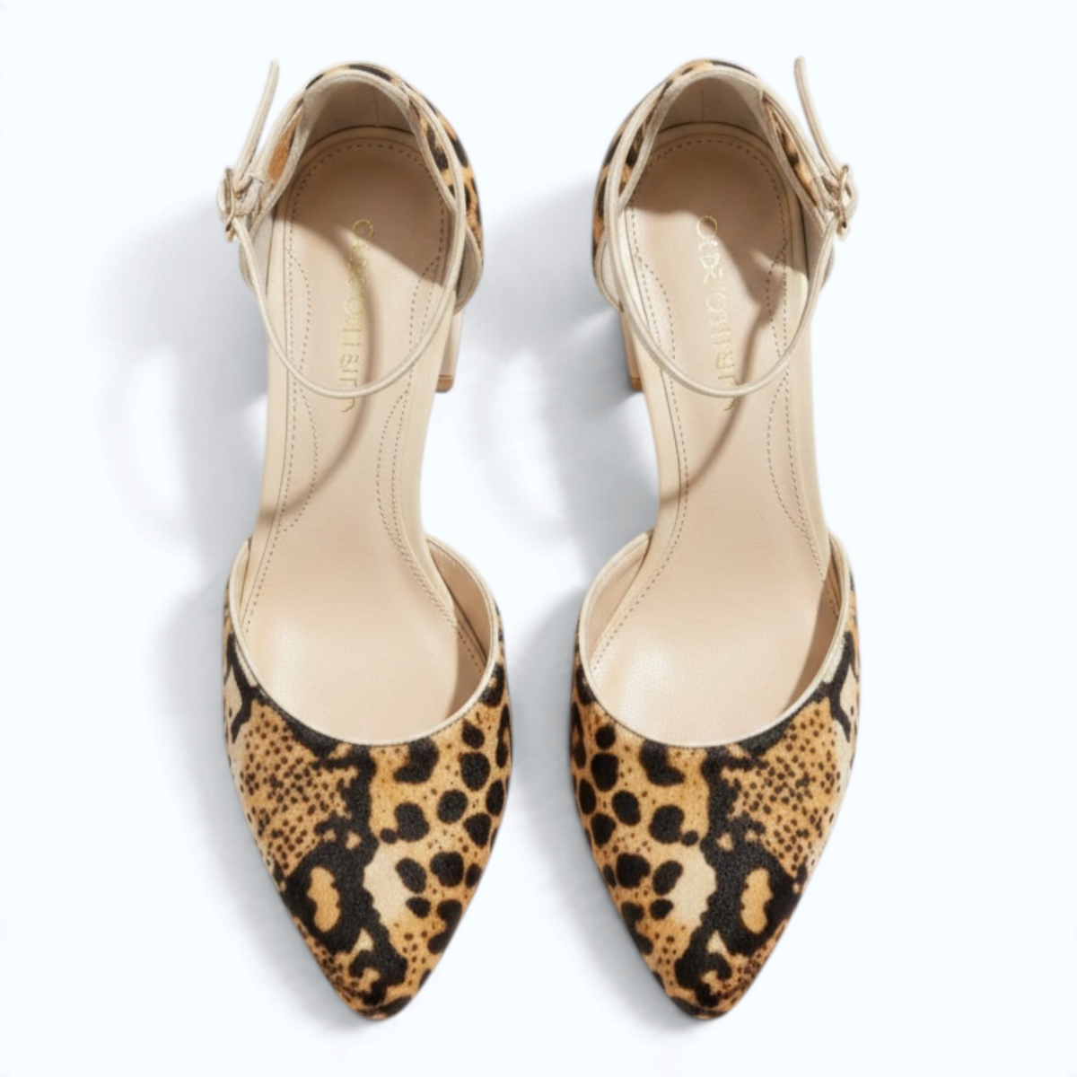 Stilettos Savannah de EQUILIBRIO ZAPATOS by EIM en cuero vacuno con estampado animal print y taco de 7 cm.