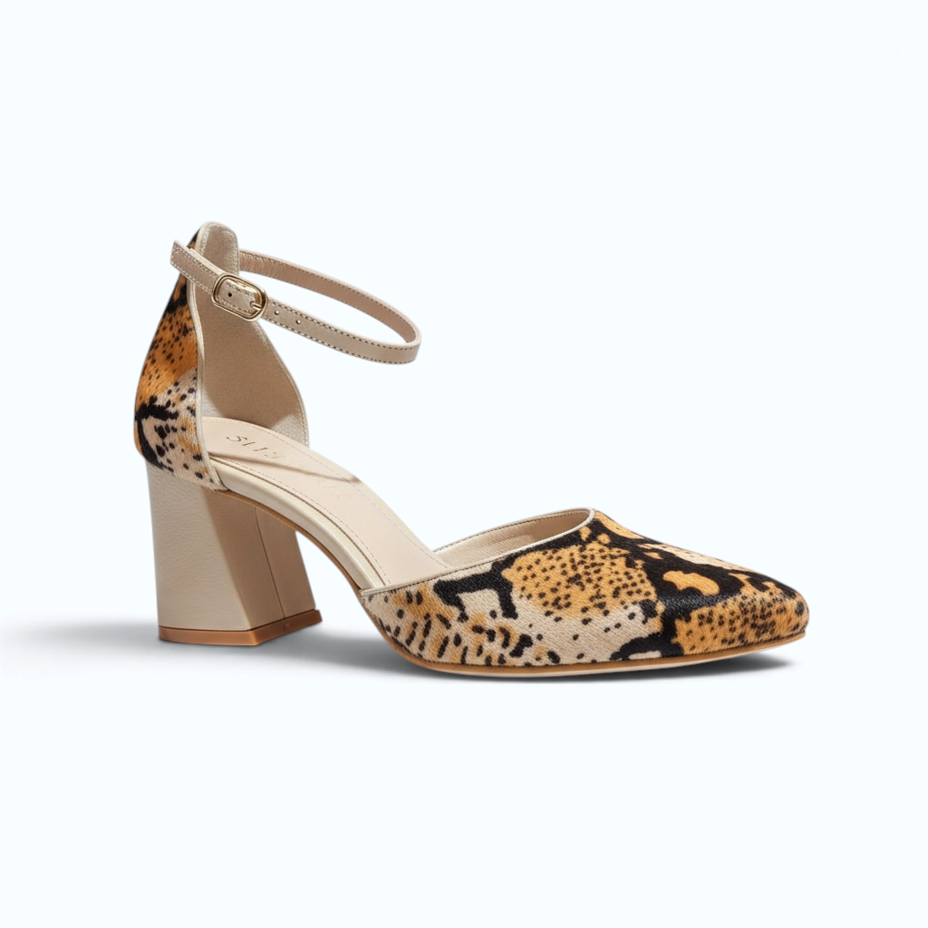 Stilettos Savannah de EQUILIBRIO ZAPATOS by EIM en cuero vacuno con estampado pitón y taco de 7 cm con pulsera