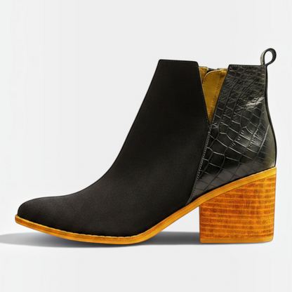 Botines EQUILIBRIO ZAPATOS by EIM en cuero gamuzón azul marino con talón de cuero croco y tacón de madera de 7 cm.