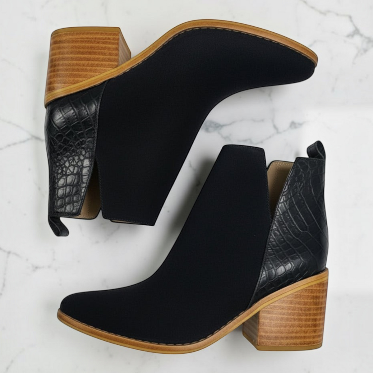 Botines EQUILIBRIO ZAPATOS by EIM en azul marino con tacón de madera y detalle de cuero croco en el talón