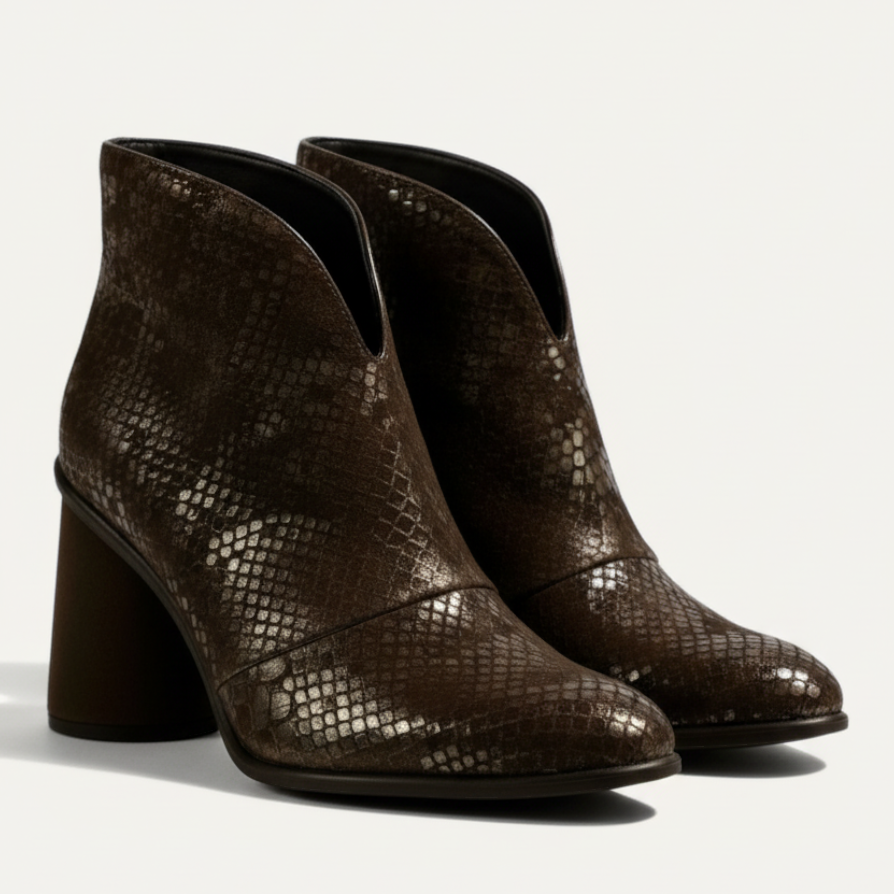 Botines Ana Marrón de EQUILIBRIO ZAPATOS by EIM en cuero con textura de serpiente, tacón de 9 cm y corte elegante.