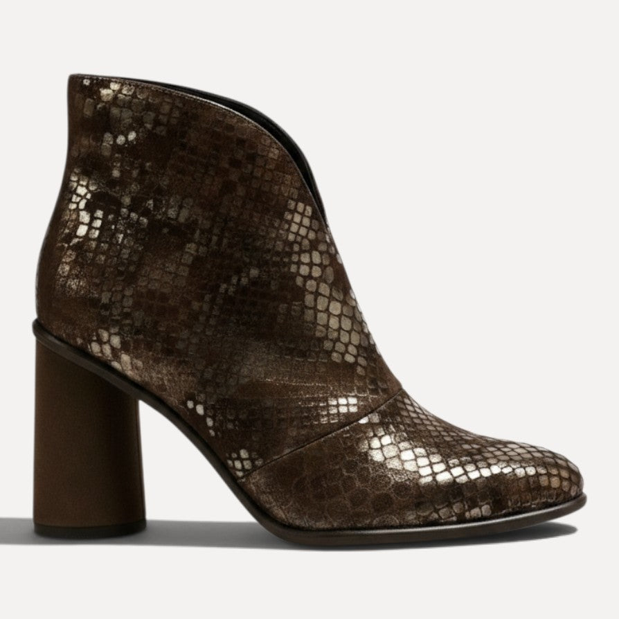 Botines Ana Marrón de EQUILIBRIO ZAPATOS by EIM en cuero con textura de serpiente, taco bloque y diseño elegante.
